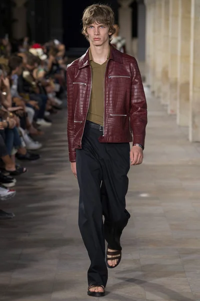 Look 18